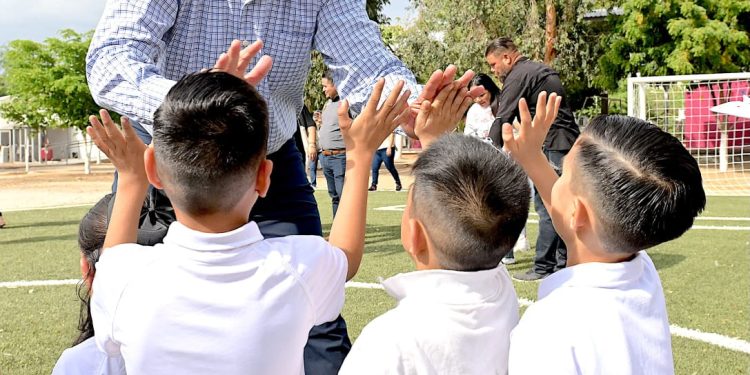 Hace equipo Toño Astiazarán a favor del deporte con la entrega de cancha de futbol en Las Lomas