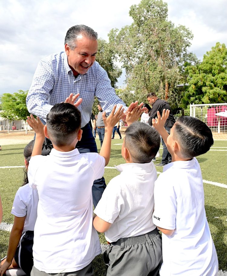 Hace equipo Toño Astiazarán a favor del deporte con la entrega de cancha de futbol en Las Lomas