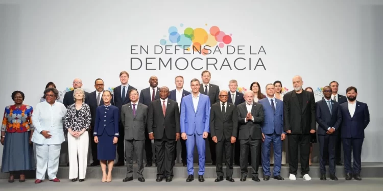 Clausuran cumbre de líderes progresistas realizada en Barcelona