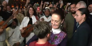 Así Recibieron en Barcelona a la Presidenta de México al llegar a su hotel