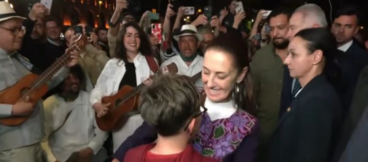 Así Recibieron en Barcelona a la Presidenta de México al llegar a su hotel