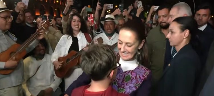 Así Recibieron en Barcelona a la Presidenta de México al llegar a su hotel