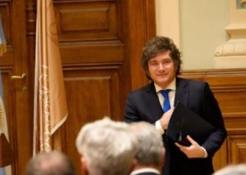 Milei prohíbe acceso a periodistas a la Casa Rosada; genera preocupación por la libertad de prensa