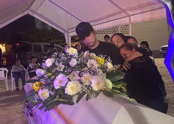 Sepultan a hijo de Ceci Flores en Hermosillo; le dan último adiós