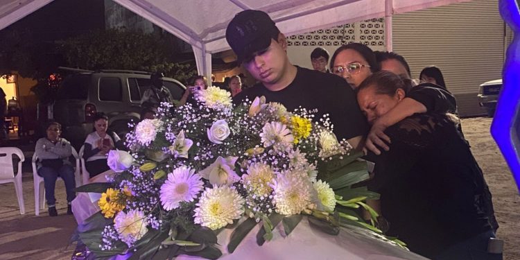 Sepultan a hijo de Ceci Flores en Hermosillo; le dan último adiós