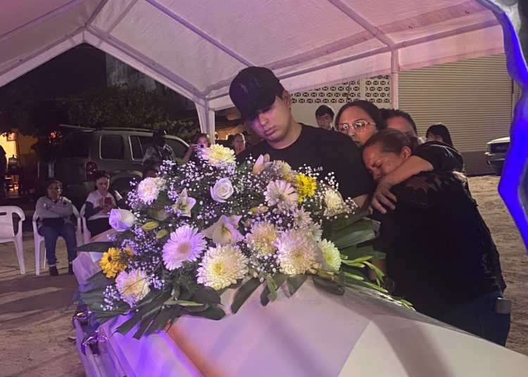 Sepultan a hijo de Ceci Flores en Hermosillo; le dan último adiós