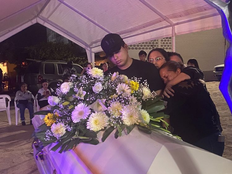 Sepultan a hijo de Ceci Flores en Hermosillo; le dan último adiós