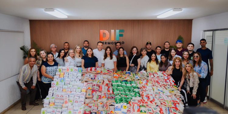 Ayudan Toño Astiazarán y Patty Ruibal a instituciones altruistas con paquetes alimenticios donados en Semana Santa