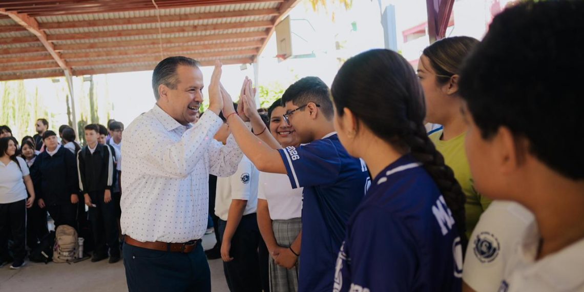 Suman Toño Astiazarán y Patty Ruibal a más de mil estudiantes de la Secundaria No. 24 en la prevención de adicciones