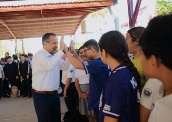 Suman Toño Astiazarán y Patty Ruibal a más de mil estudiantes de la Secundaria No. 24 en la prevención de adicciones