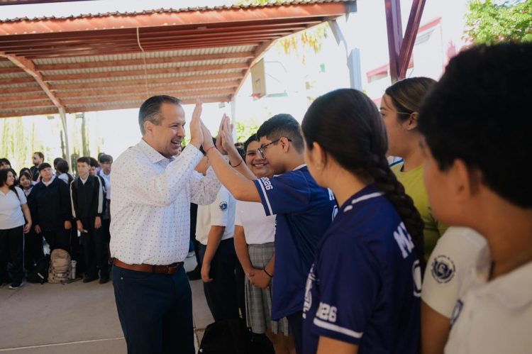 Suman Toño Astiazarán y Patty Ruibal a más de mil estudiantes de la Secundaria No. 24 en la prevención de adicciones