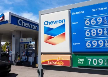 Trump reconoce que el precio de la gasolina en EU podría mantenerse alto hasta noviembre