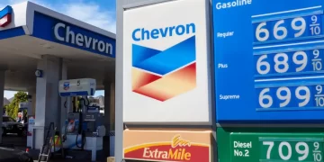 Trump reconoce que el precio de la gasolina en EU podría mantenerse alto hasta noviembre