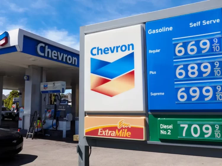 Trump reconoce que el precio de la gasolina en EU podría mantenerse alto hasta noviembre