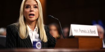 Trump destituye a Pam Bondi del cargo de secretaria de Justicia