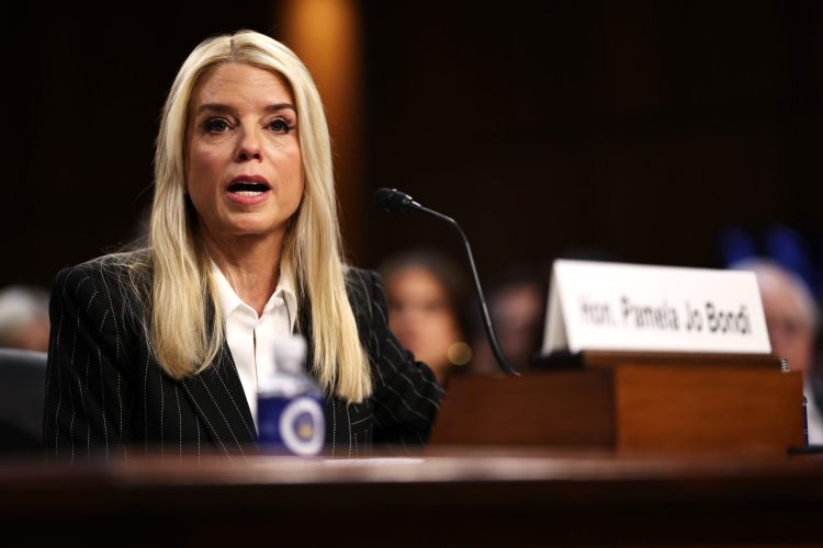 Trump destituye a Pam Bondi del cargo de secretaria de Justicia