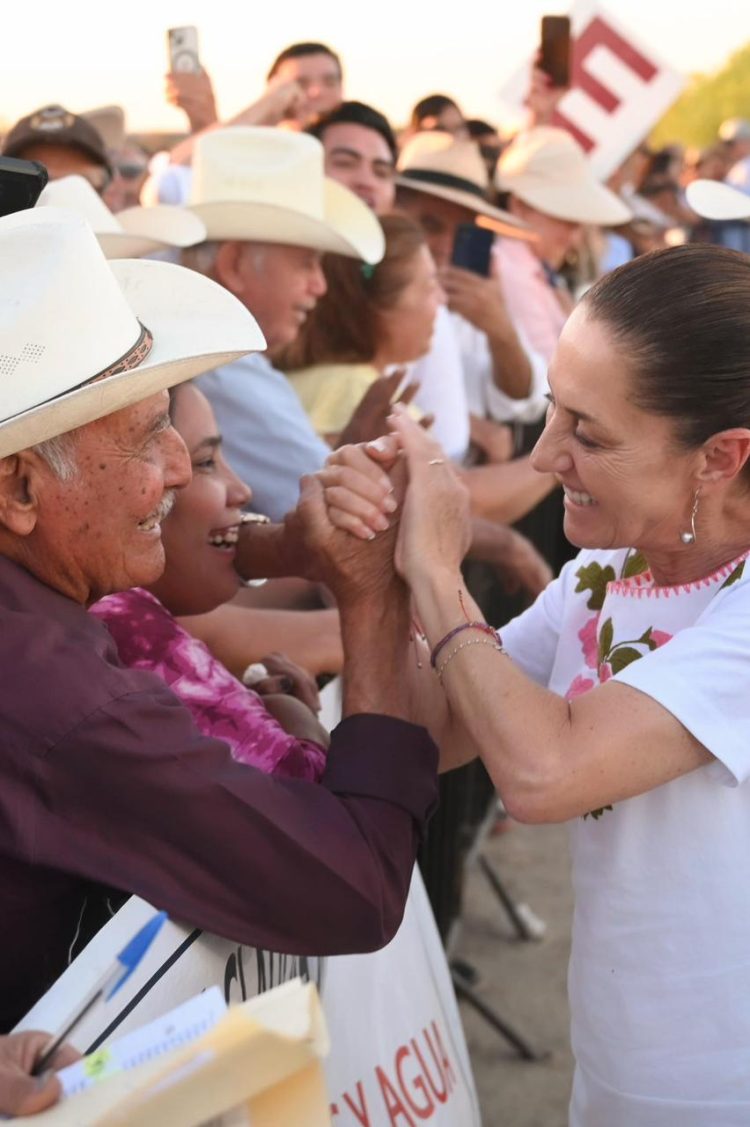 Presidenta inaugura primera etapa del Canal Principal de Navojoa y entrega títulos de concesión de agua en Sonora