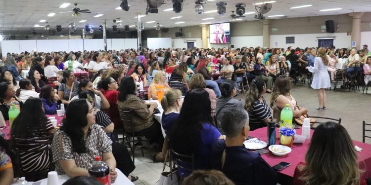 Celebra Marcela Maval a más de 600 mamás en Nogales