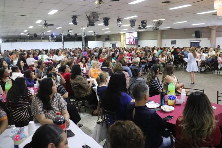 Celebra Marcela Maval a más de 600 mamás en Nogales