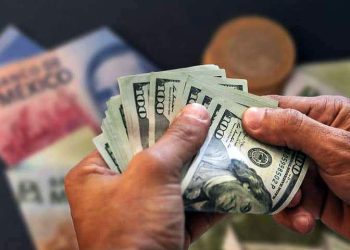 Golpe a las remesas de México: Trump firma decreto que obliga a bancos a investigar transferencias de migrantes
