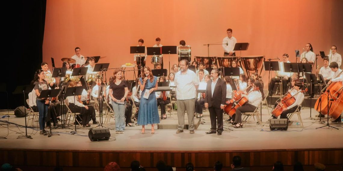 Asiste Patty Ruibal al concierto “México de Mis Amores” en el cierre de las Fiestas del Pitic 2026