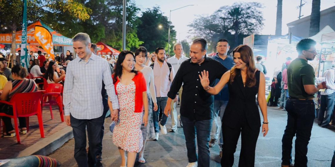 Recorren Toño Astiazarán y Patty Ruibal Centro Histórico en las Fiestas del Pitic