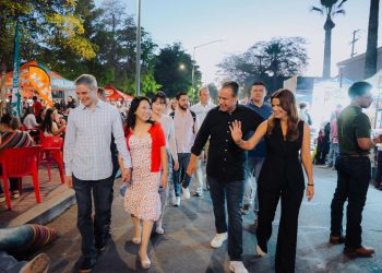 Recorren Toño Astiazarán y Patty Ruibal Centro Histórico en las Fiestas del Pitic