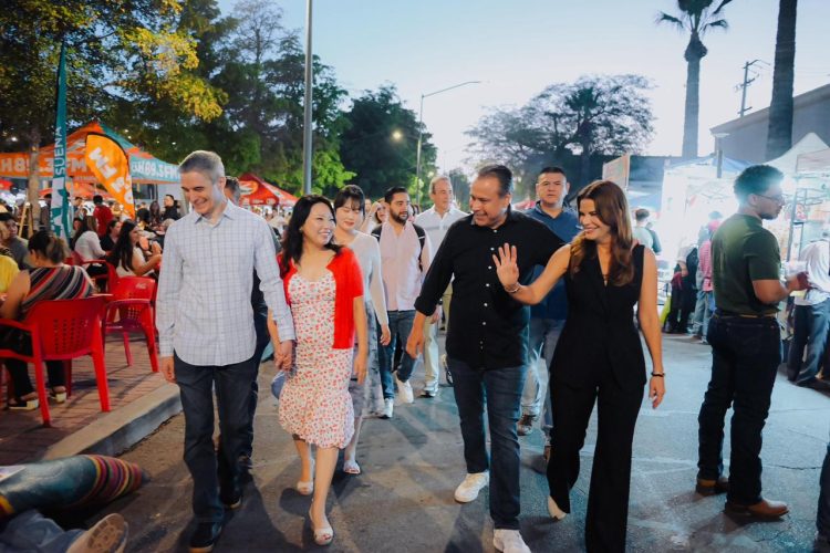 Recorren Toño Astiazarán y Patty Ruibal Centro Histórico en las Fiestas del Pitic