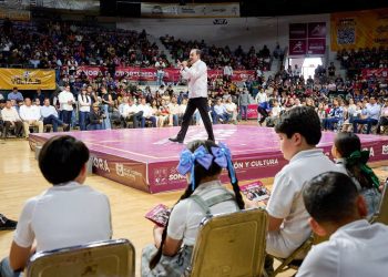 Avanza Sonora en educación: entrega Gobernador Durazo más de 4 mil becas a estudiantes de primaria