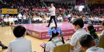 Avanza Sonora en educación: entrega Gobernador Durazo más de 4 mil becas a estudiantes de primaria