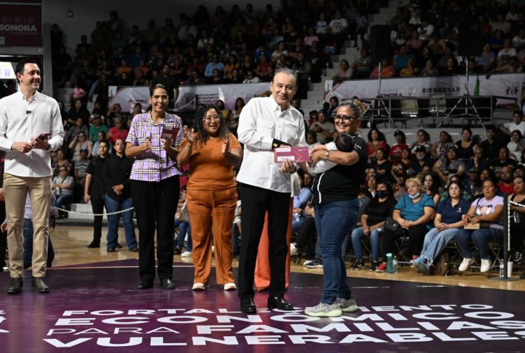 Gobernador Durazo fortalece economía de 16 mil familias con con tarjetas de oportunidades del Bienestar