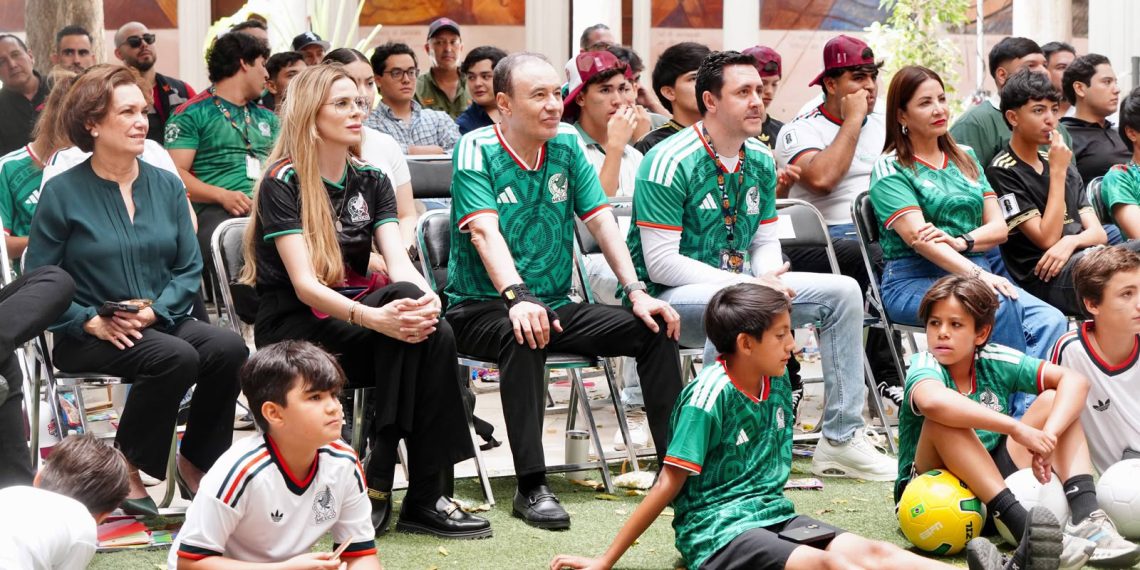 Acompañado de jóvenes sonorenses, Gobernador Durazo vive la emoción del debut de México en la Copa Mundial 2026