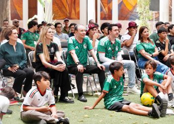 Acompañado de jóvenes sonorenses, Gobernador Durazo vive la emoción del debut de México en la Copa Mundial 2026