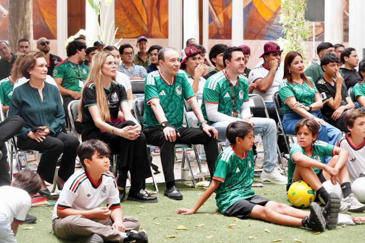Acompañado de jóvenes sonorenses, Gobernador Durazo vive la emoción del debut de México en la Copa Mundial 2026