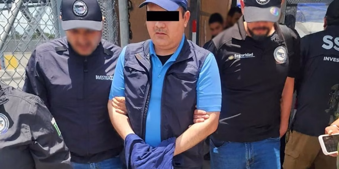 EU entrega a México a empleado de Aduanas investigado por delincuencia organizada
