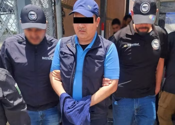 EU entrega a México a empleado de Aduanas investigado por delincuencia organizada