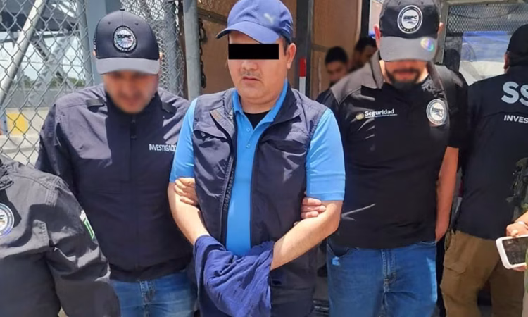 EU entrega a México a empleado de Aduanas investigado por delincuencia organizada