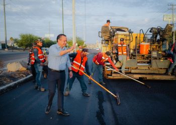Casi listo el recarpeteo del bulevar Progreso, Toño Astiazarán supervisa la obra junto a vecinos