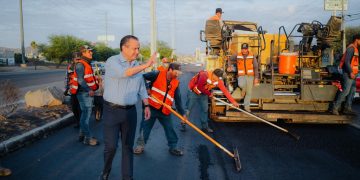 Casi listo el recarpeteo del bulevar Progreso, Toño Astiazarán supervisa la obra junto a vecinos