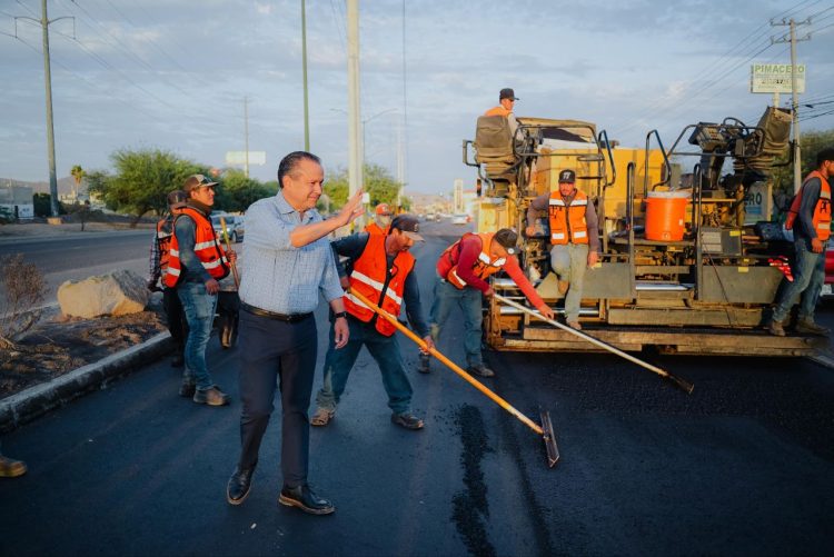 Casi listo el recarpeteo del bulevar Progreso, Toño Astiazarán supervisa la obra junto a vecinos