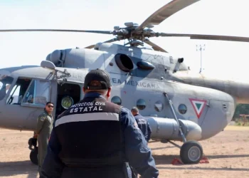 Avanza combate al incendio en Arivechi, Sonora; suman helicóptero militar para contener zona crítica