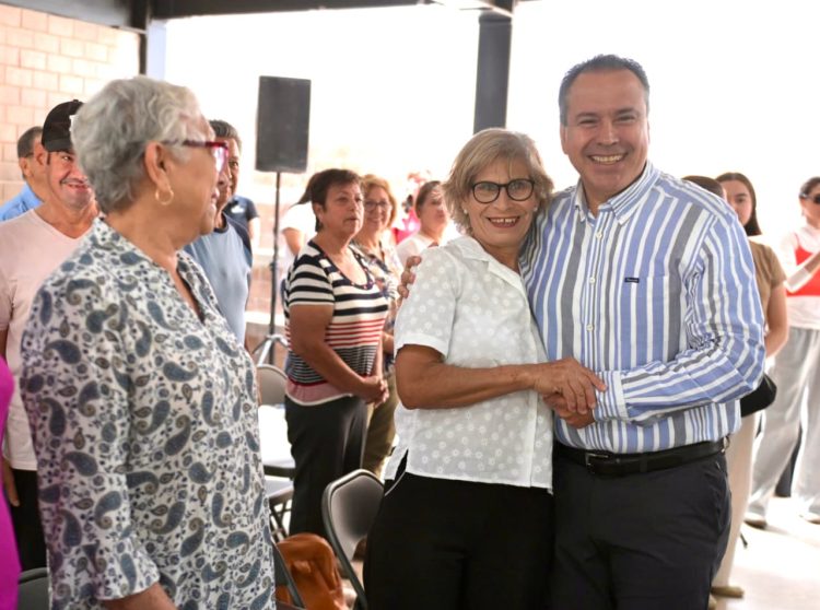 Apoya Toño Astiazarán a personas adultas a través del programa Huellas Mayores