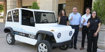 Reconoce Toño Astiazarán a jóvenes creadores de vehículo eléctrico AVIDO