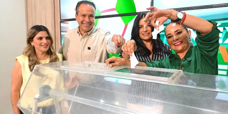 Premia Toño Astiazarán a hermosillense cumplida con la promoción Vive una Experiencia Mundialista
