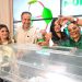 Premia Toño Astiazarán a hermosillense cumplida con la promoción Vive una Experiencia Mundialista