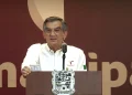 Américo Villarreal, gobernador de Tamaulipas, muestra su visa y amaga con acciones legales contra ‘LA Times’