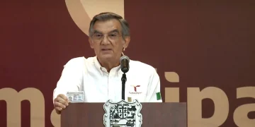 Américo Villarreal, gobernador de Tamaulipas, muestra su visa y amaga con acciones legales contra ‘LA Times’