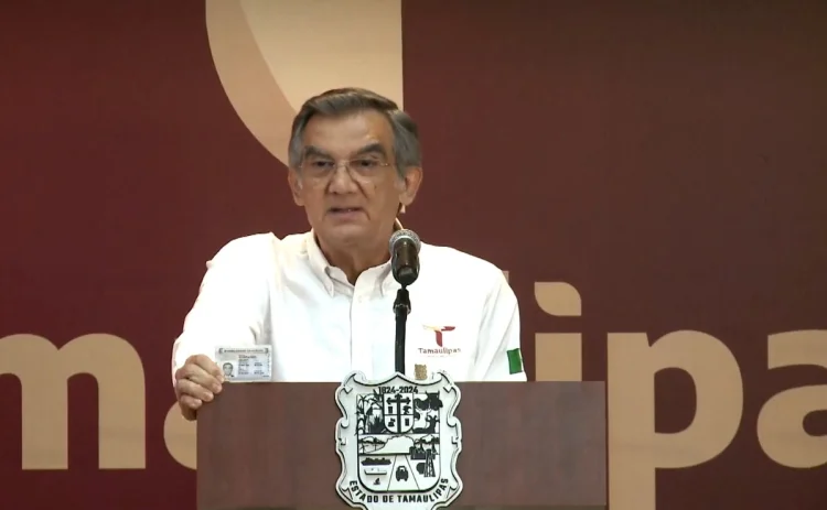 Américo Villarreal, gobernador de Tamaulipas, muestra su visa y amaga con acciones legales contra ‘LA Times’