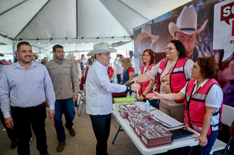 Gobernador Durazo acerca gobierno, becas y apoyos a comunidades del noroeste de Sonora