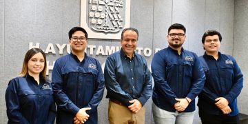 Apoya Toño Astiazarán a estudiantes que construyen prototipo de vehículo todoterreno a control remoto